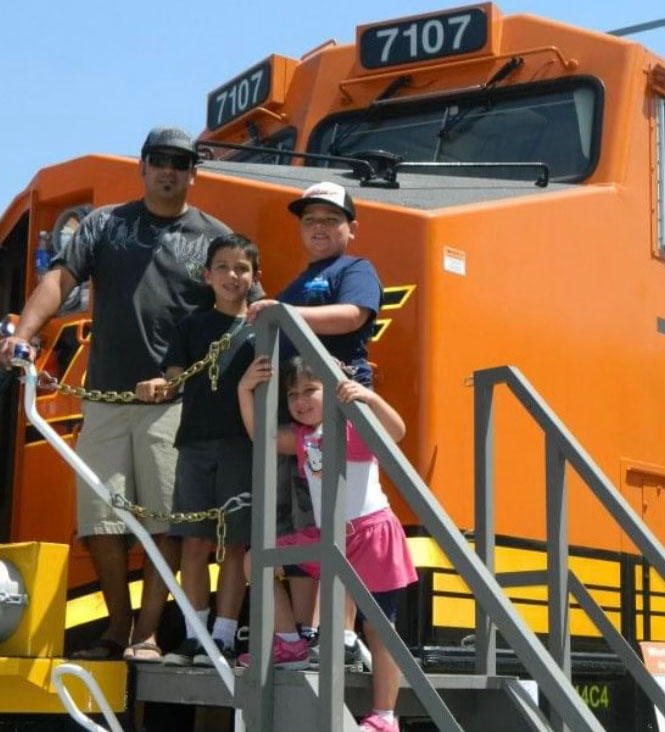 Chavez with his children in front of locomotive 7107 Chavez with his children in front of locomotive 7107